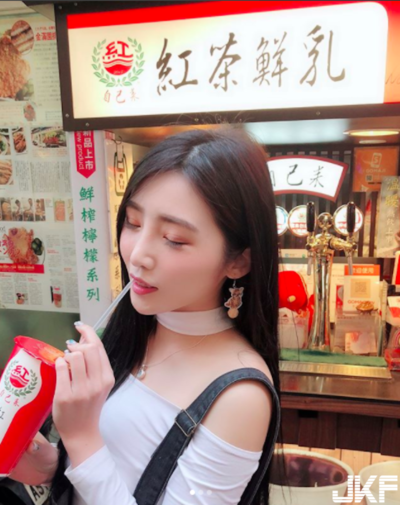 好大的「呱呱包」！「美乳正妹」吃東西超兇！坐在她對面光看就飽啦！