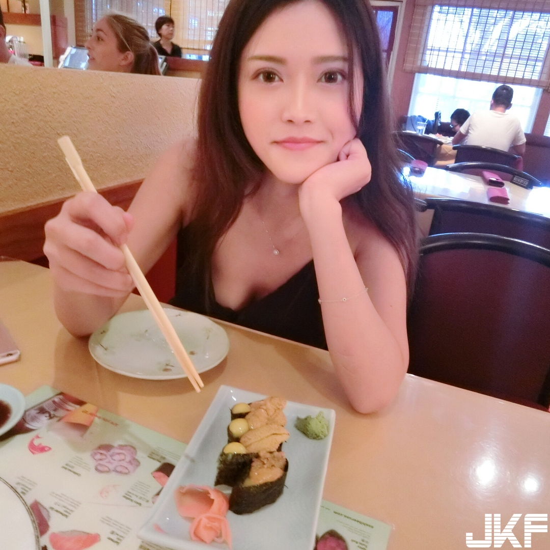 美乳正妹帶長輩出遊！中路開開大秀「渾圓雙球」　奶奶就快跌出來！