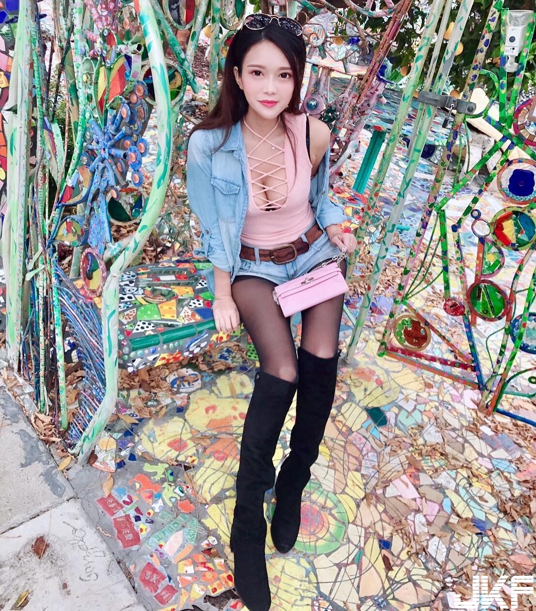 美乳正妹帶長輩出遊！中路開開大秀「渾圓雙球」　奶奶就快跌出來！