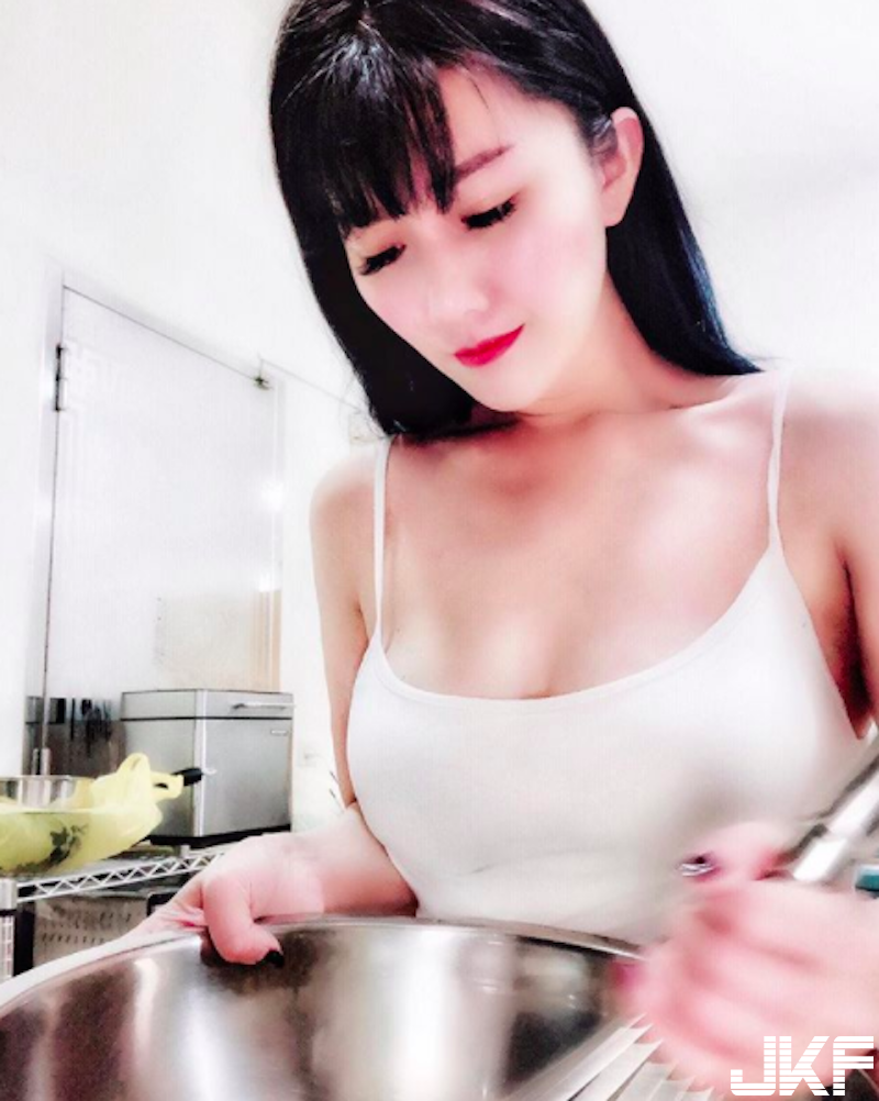 夏天的味道！「花店正妹老闆娘」墾丁秀美乳！「渾圓白皙」好風光美不勝收！