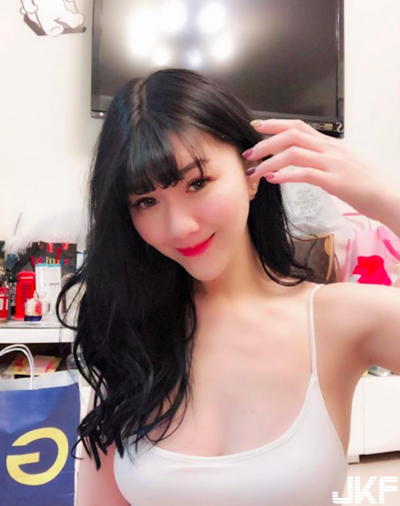 夏天的味道！「花店正妹老闆娘」墾丁秀美乳！「渾圓白皙」好風光美不勝收！