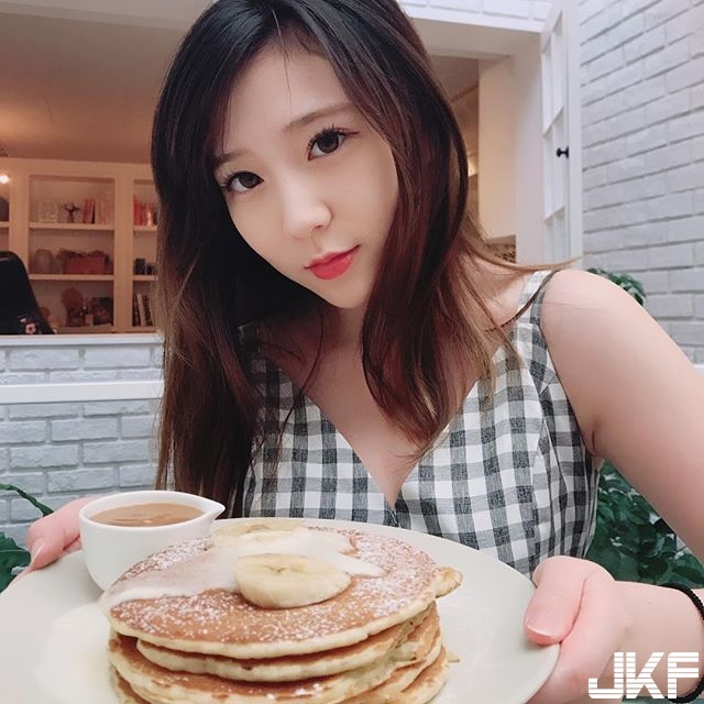 正港台灣小護士！隱藏版超級好身材，胸前「大長輩」乳量不容忽視！【EV棋牌】-EV棋牌