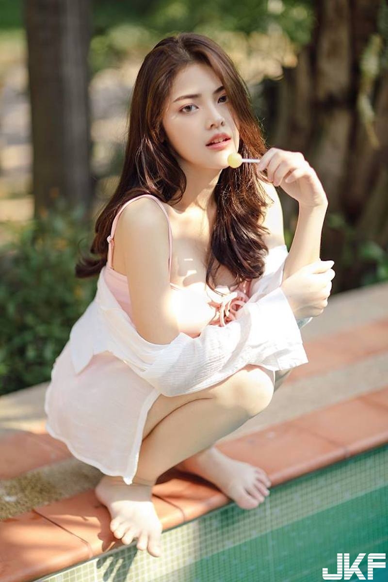 連身泳衣也可以壞壞！「白嫩爆奶妹」水邊嬉戲！「雪白胸脯」整個快爆出來啦！