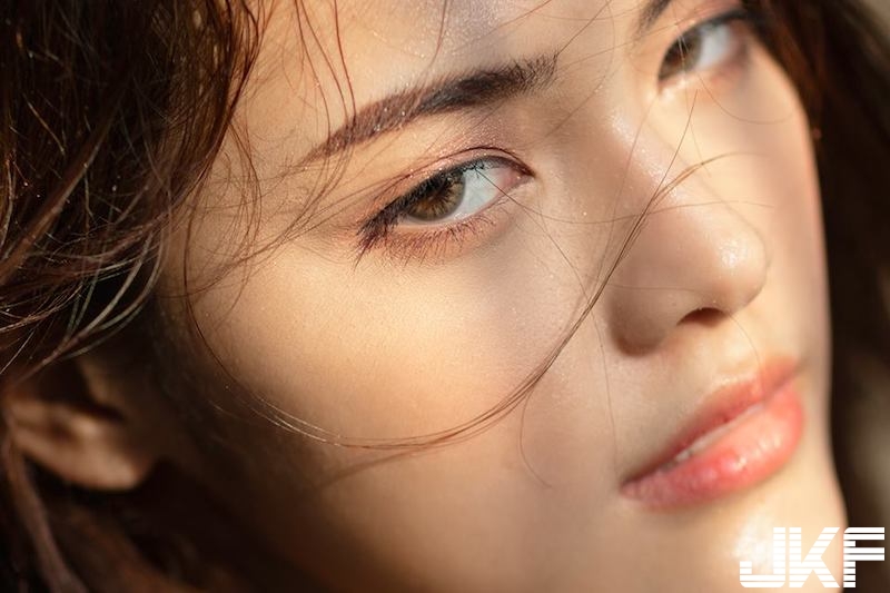 連身泳衣也可以壞壞！「白嫩爆奶妹」水邊嬉戲！「雪白胸脯」整個快爆出來啦！