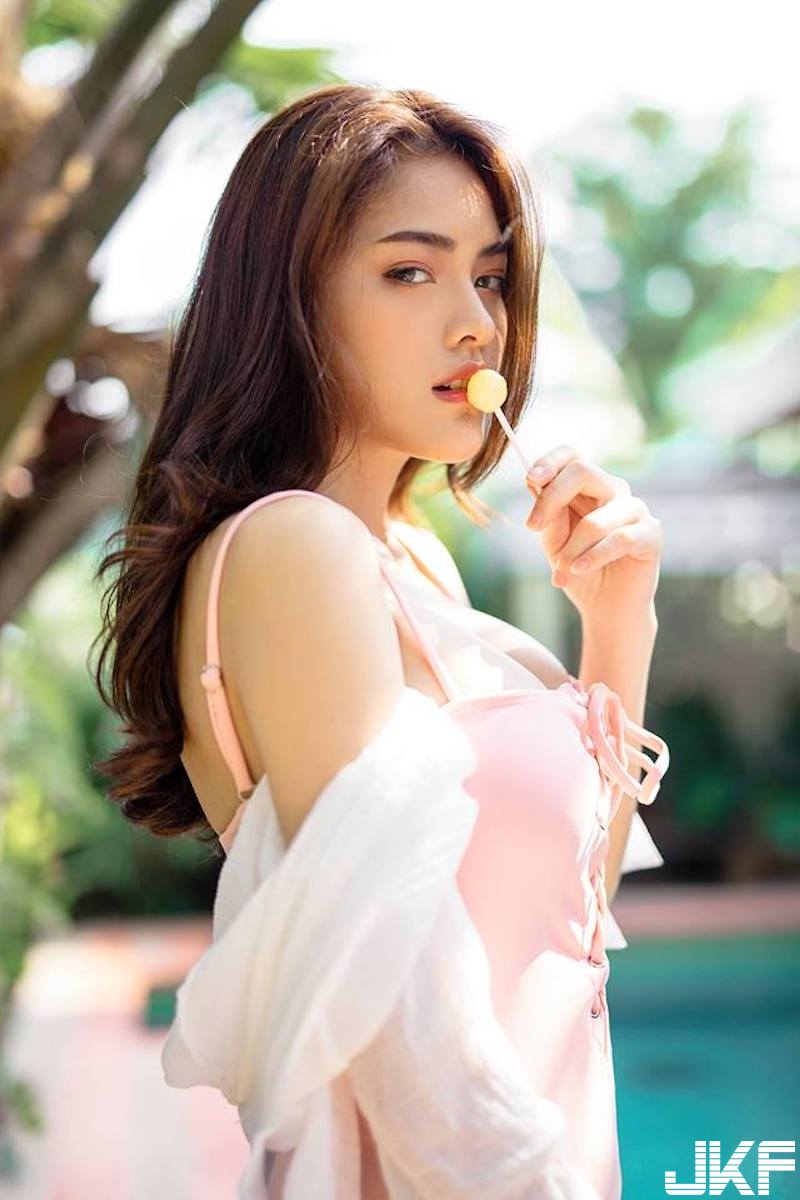 連身泳衣也可以壞壞！「白嫩爆奶妹」水邊嬉戲！「雪白胸脯」整個快爆出來啦！