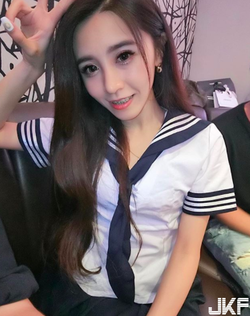 正妹自拍美照超惹火！解開扣子「酥胸真的太搶眼」！