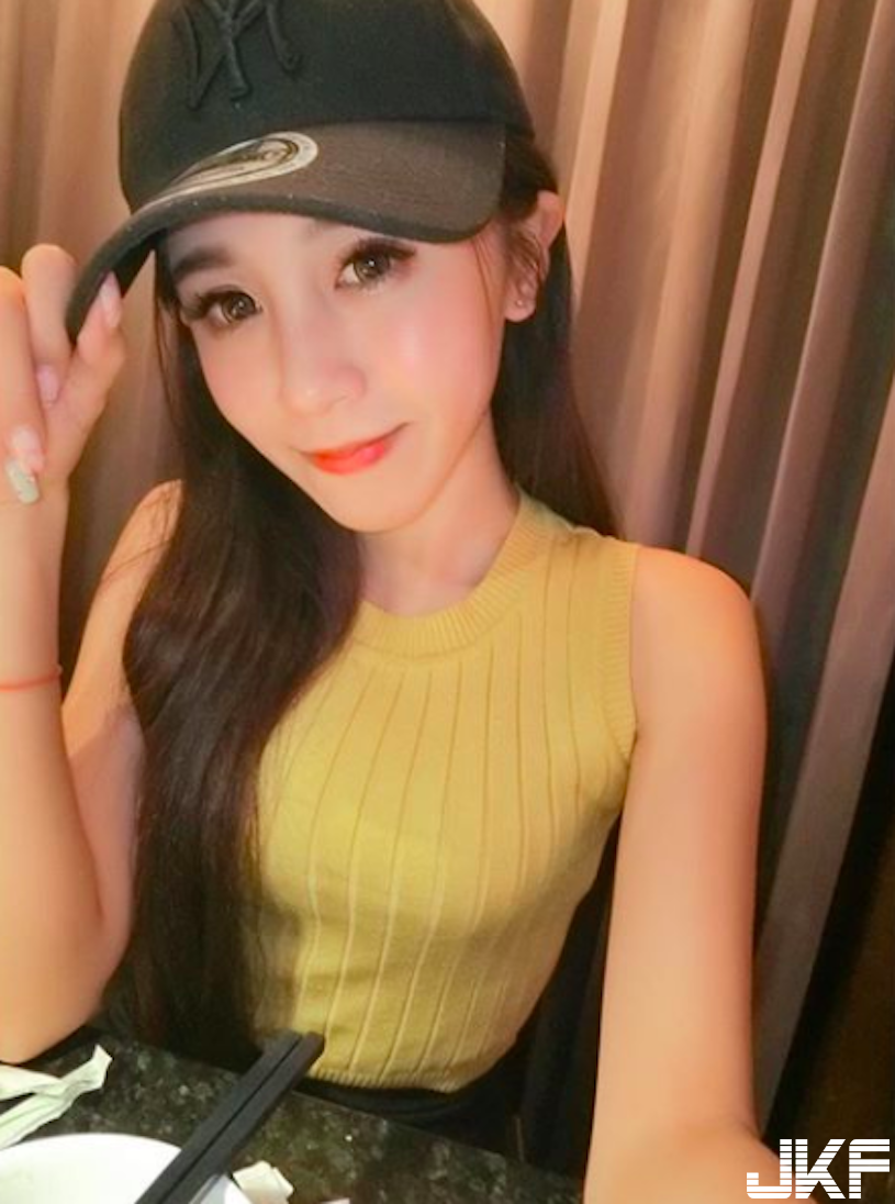 正妹自拍美照超惹火！解開扣子「酥胸真的太搶眼」！