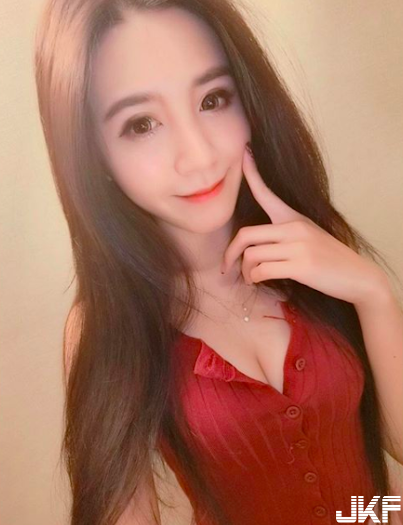 正妹自拍美照超惹火！解開扣子「酥胸真的太搶眼」！