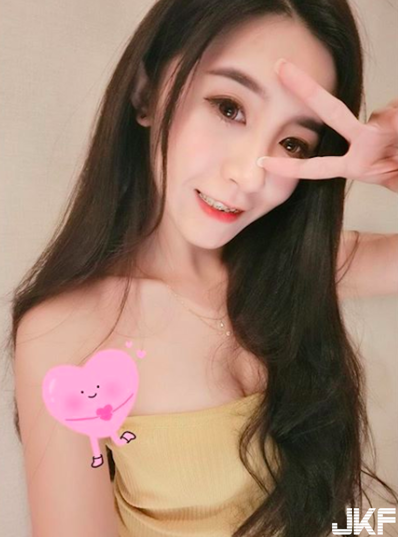 正妹自拍美照超惹火！解開扣子「酥胸真的太搶眼」！
