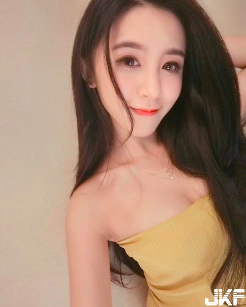 正妹自拍美照超惹火！解開扣子「酥胸真的太搶眼」！