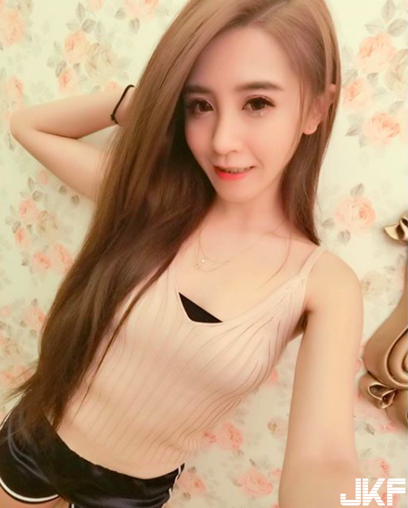 正妹自拍美照超惹火！解開扣子「酥胸真的太搶眼」！