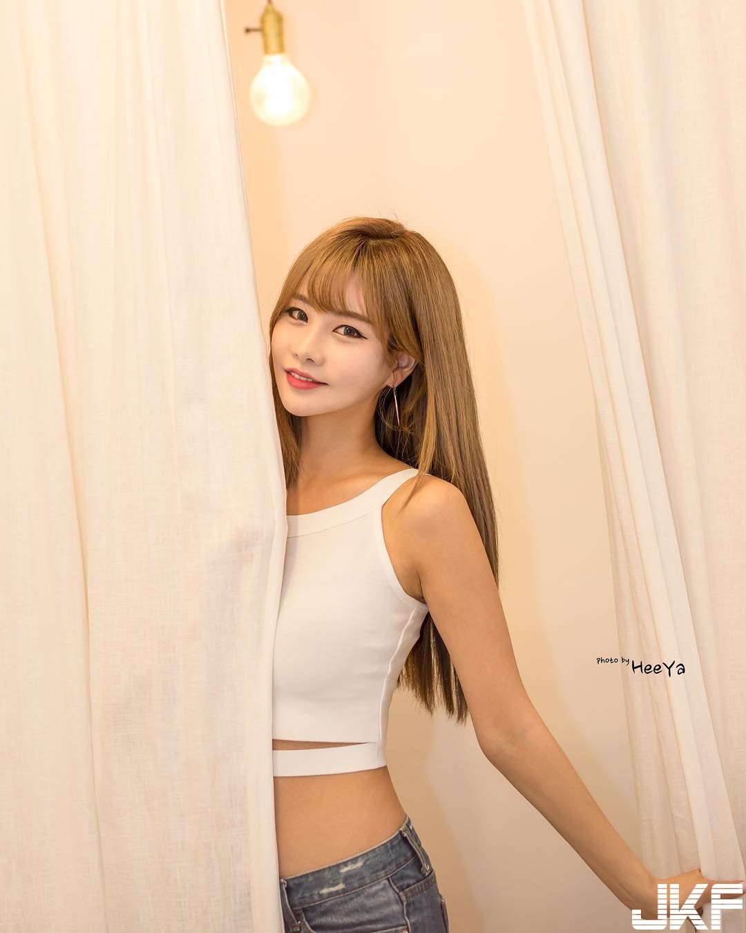 正妹只穿運動背心「可愛圓乳」形狀好明顯，性感噘唇看起來好多汁誘人！