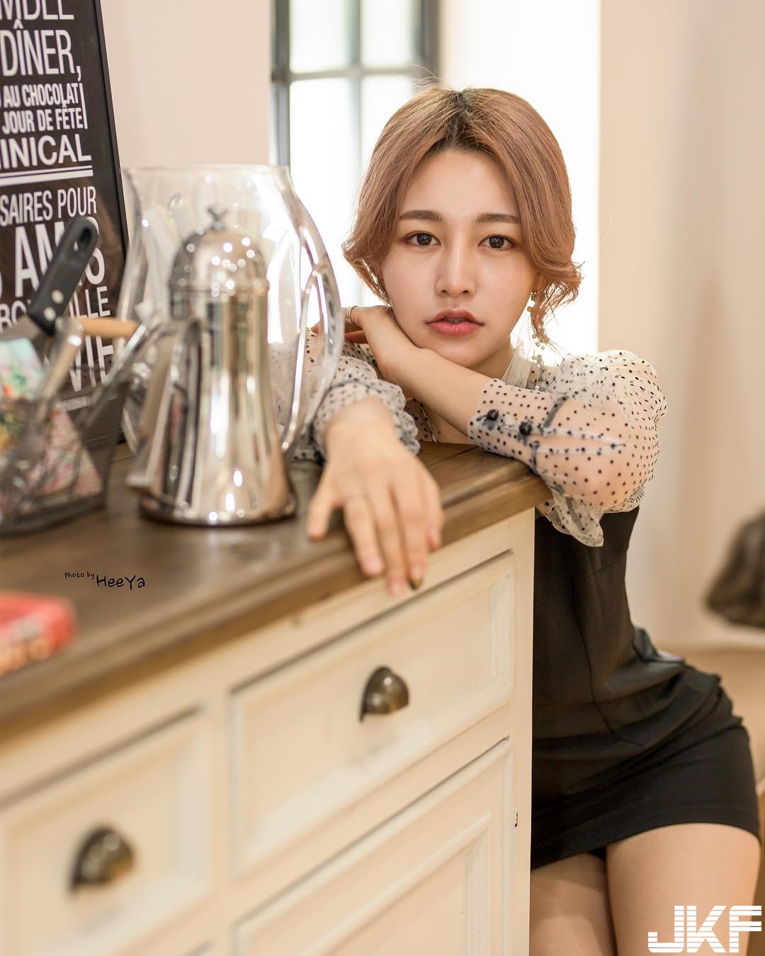 正妹只穿運動背心「可愛圓乳」形狀好明顯，性感噘唇看起來好多汁誘人！