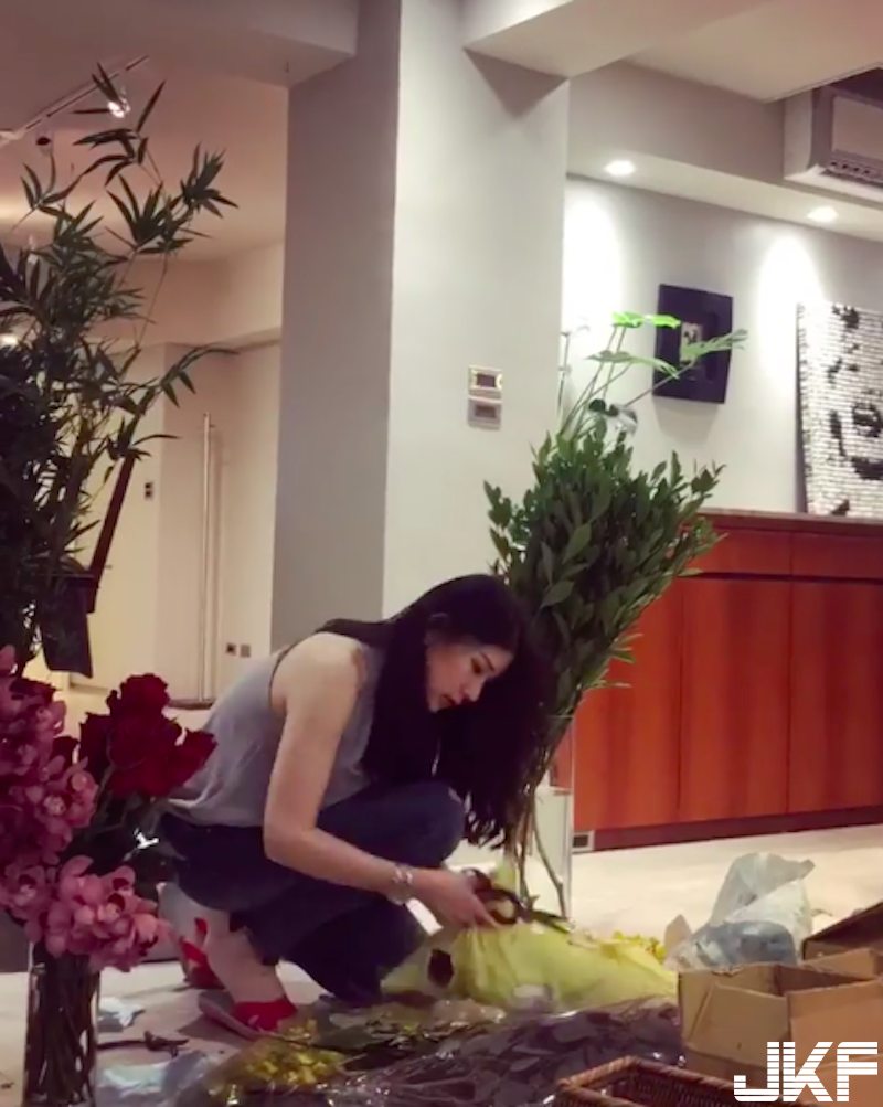 花藝課上「超正美胸女老師」！高顏值好身材誰受得了！工作時穿著更辣了！
