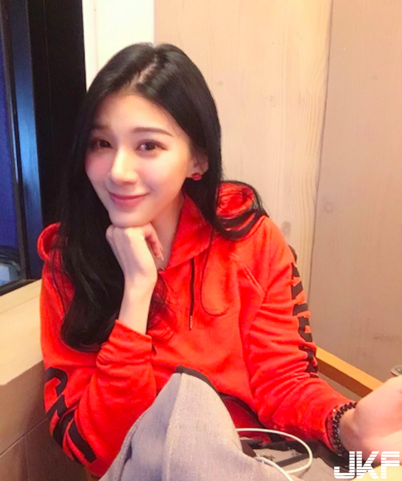 花藝課上「超正美胸女老師」！高顏值好身材誰受得了！工作時穿著更辣了！
