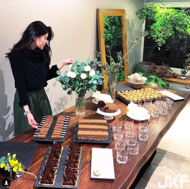 花藝課上「超正美胸女老師」！高顏值好身材誰受得了！工作時穿著更辣了！
