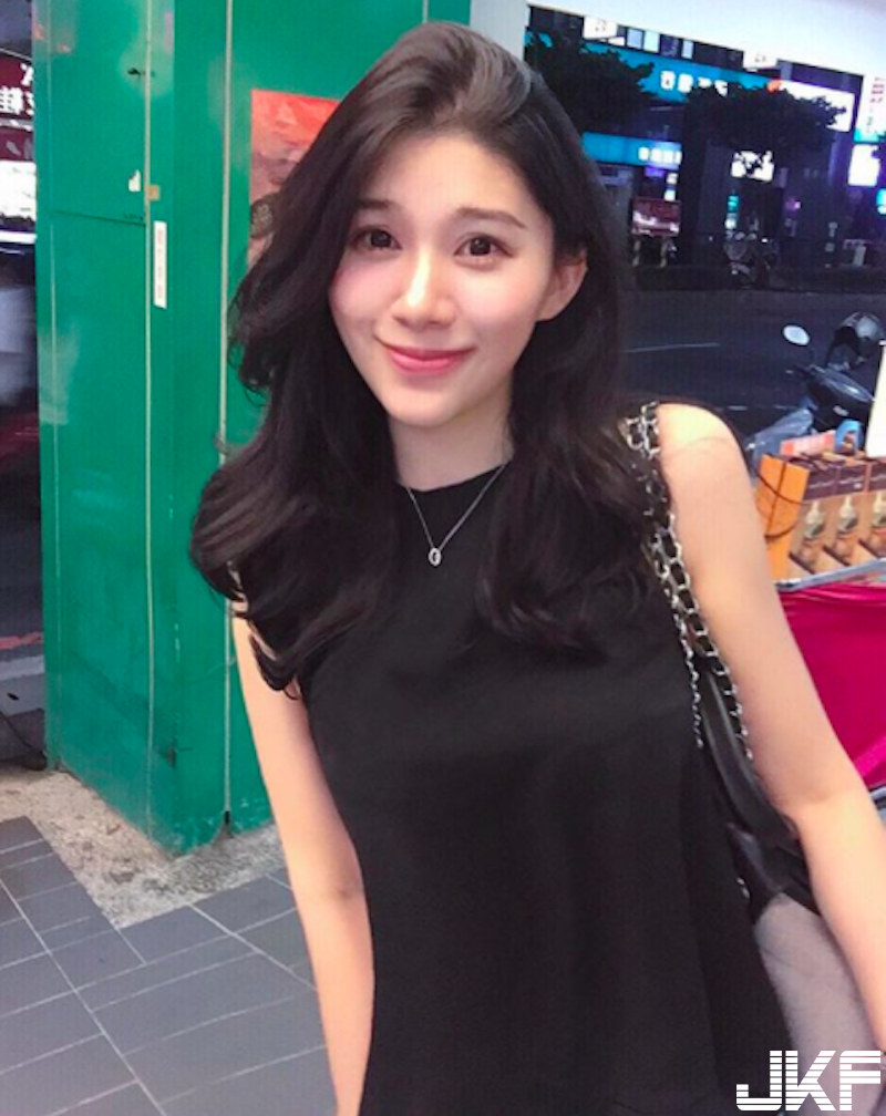 花藝課上「超正美胸女老師」！高顏值好身材誰受得了！工作時穿著更辣了！