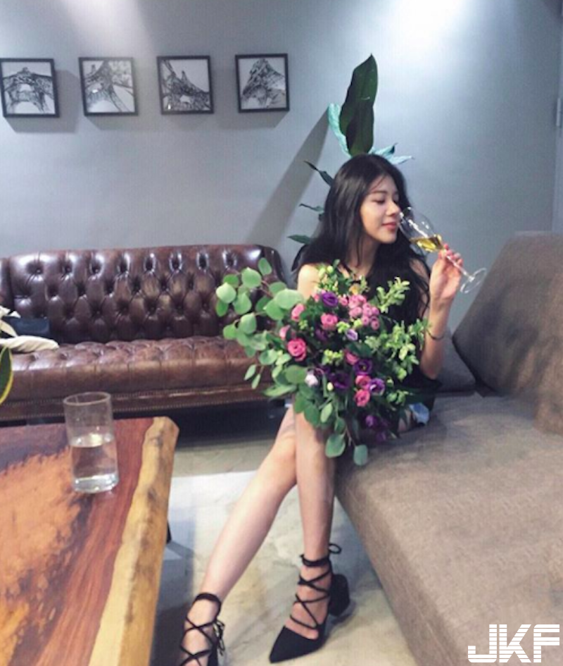 花藝課上「超正美胸女老師」！高顏值好身材誰受得了！工作時穿著更辣了！