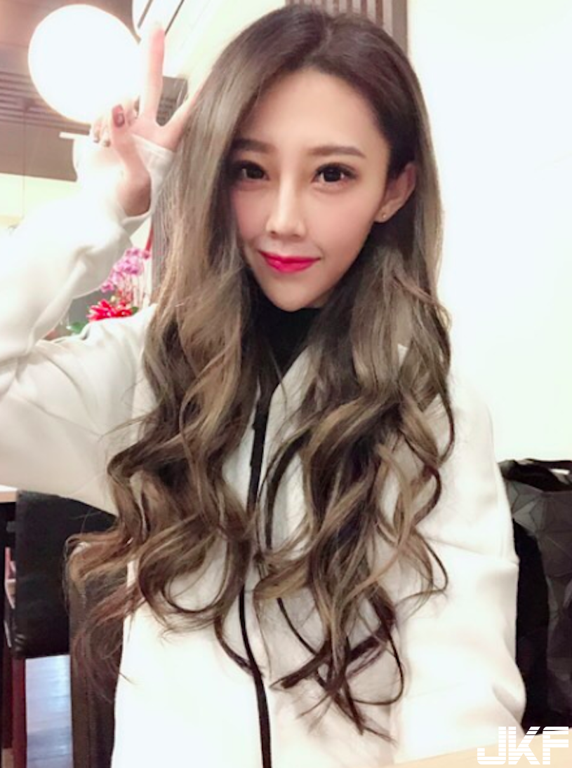 超火辣網拍老闆娘！「纖腰+白皙長腿」比基尼真的太搶鏡了！
