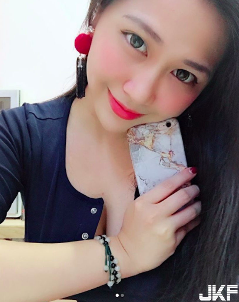 簍空比基尼！「白嫩大奶正妹」比基尼胸前「好深的人字奶」！勒這麼緊感覺不好呼吸呀！