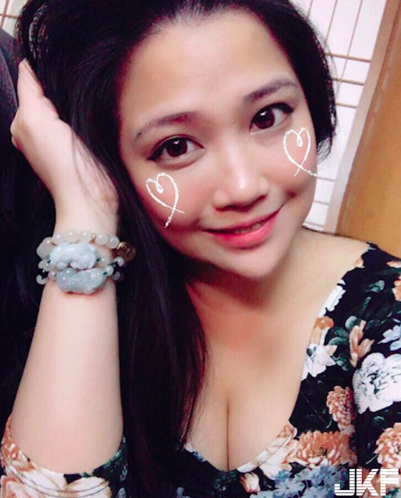 簍空比基尼！「白嫩大奶正妹」比基尼胸前「好深的人字奶」！勒這麼緊感覺不好呼吸呀！