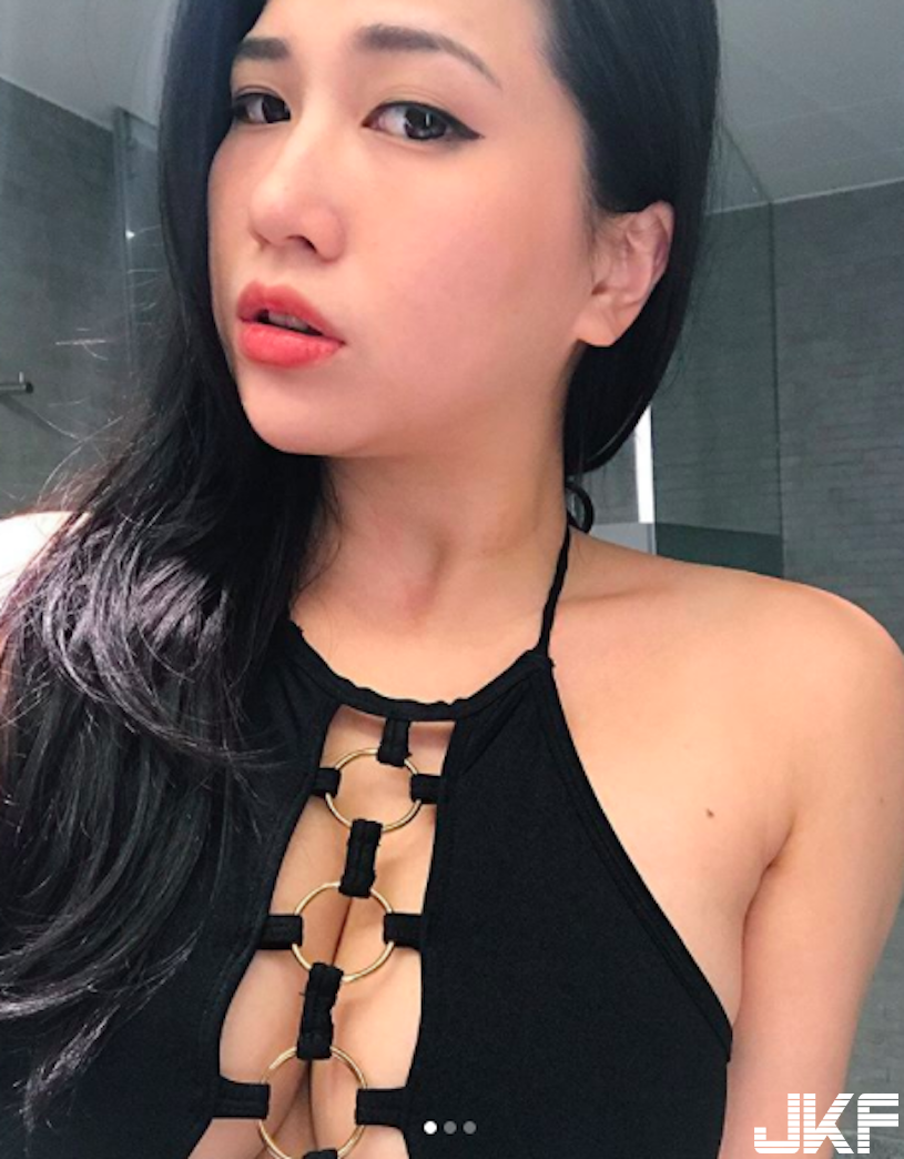 簍空比基尼！「白嫩大奶正妹」比基尼胸前「好深的人字奶」！勒這麼緊感覺不好呼吸呀！