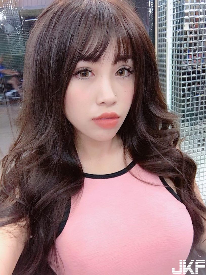 豐唇尤物「吃餅乾畫面超誘人」，「爆奶超兇豪乳」讓人想變成胸口的刺青！