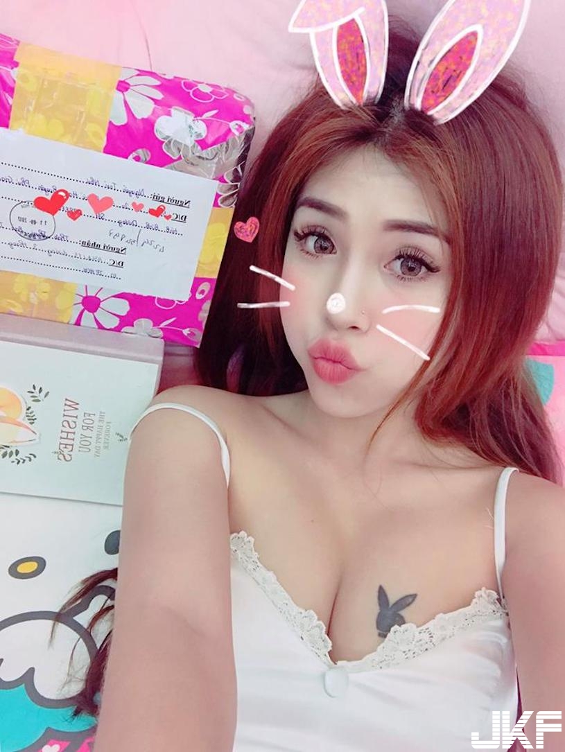 豐唇尤物「吃餅乾畫面超誘人」，「爆奶超兇豪乳」讓人想變成胸口的刺青！