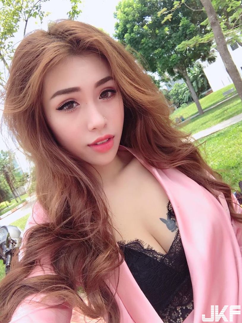 豐唇尤物「吃餅乾畫面超誘人」，「爆奶超兇豪乳」讓人想變成胸口的刺青！