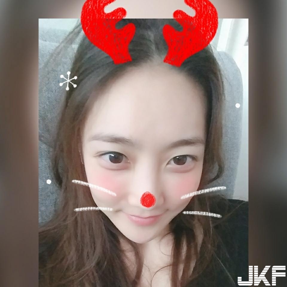 「隱乳正妹」不容小覷！閨蜜私照大秀「逆天長腿」養眼畫面讓人又驚又喜！