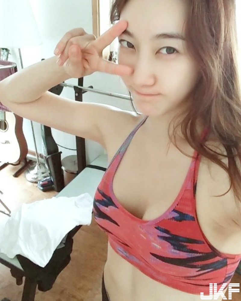 「隱乳正妹」不容小覷！閨蜜私照大秀「逆天長腿」養眼畫面讓人又驚又喜！