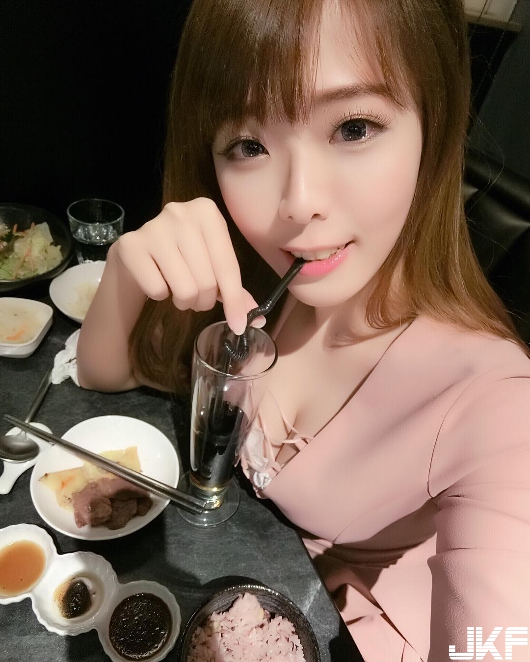 氣質吃貨正妹帶「長輩」出門覓食！「渾圓奶奶」份量太滿直接擺上桌！