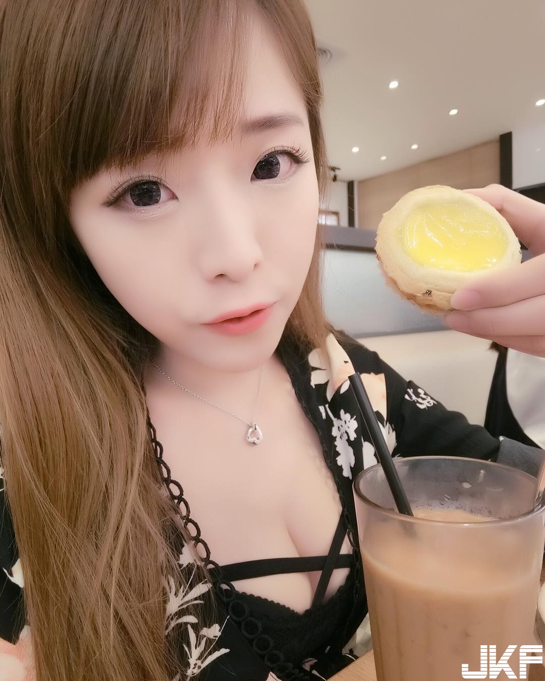 氣質吃貨正妹帶「長輩」出門覓食！「渾圓奶奶」份量太滿直接擺上桌！