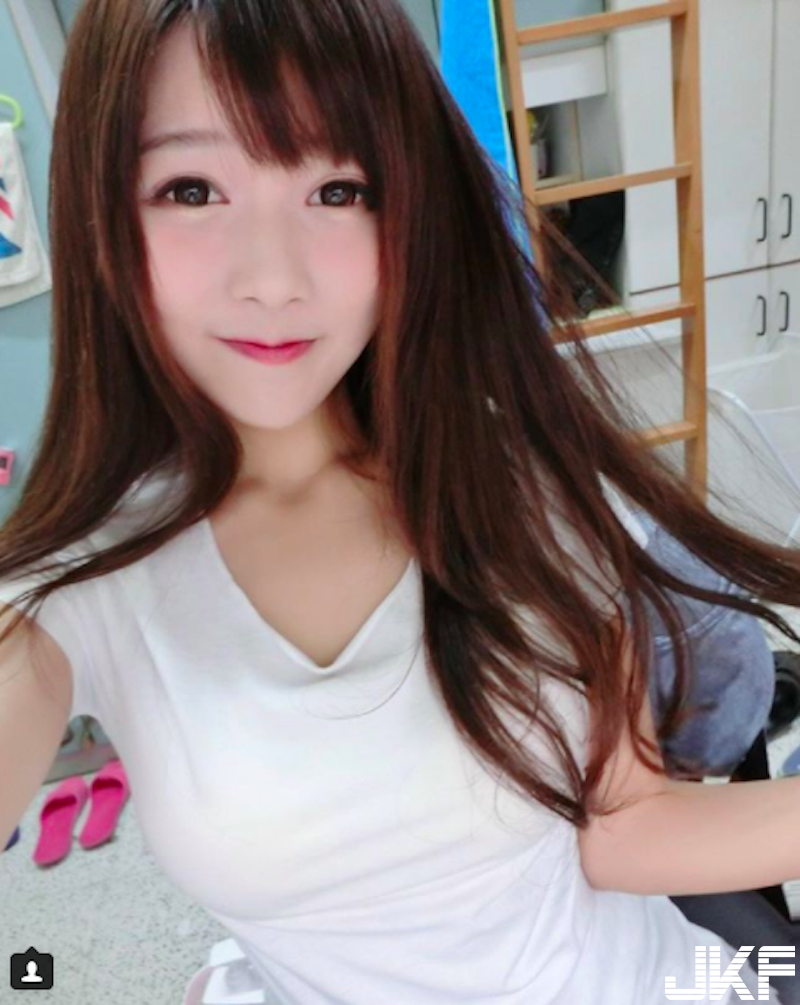 台中教大「渾圓美乳妹」身材超犯規！「低胸爆奶」吃金色三麥！不用喝就看醉了啊！