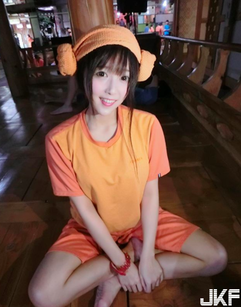 台中教大「渾圓美乳妹」身材超犯規！「低胸爆奶」吃金色三麥！不用喝就看醉了啊！