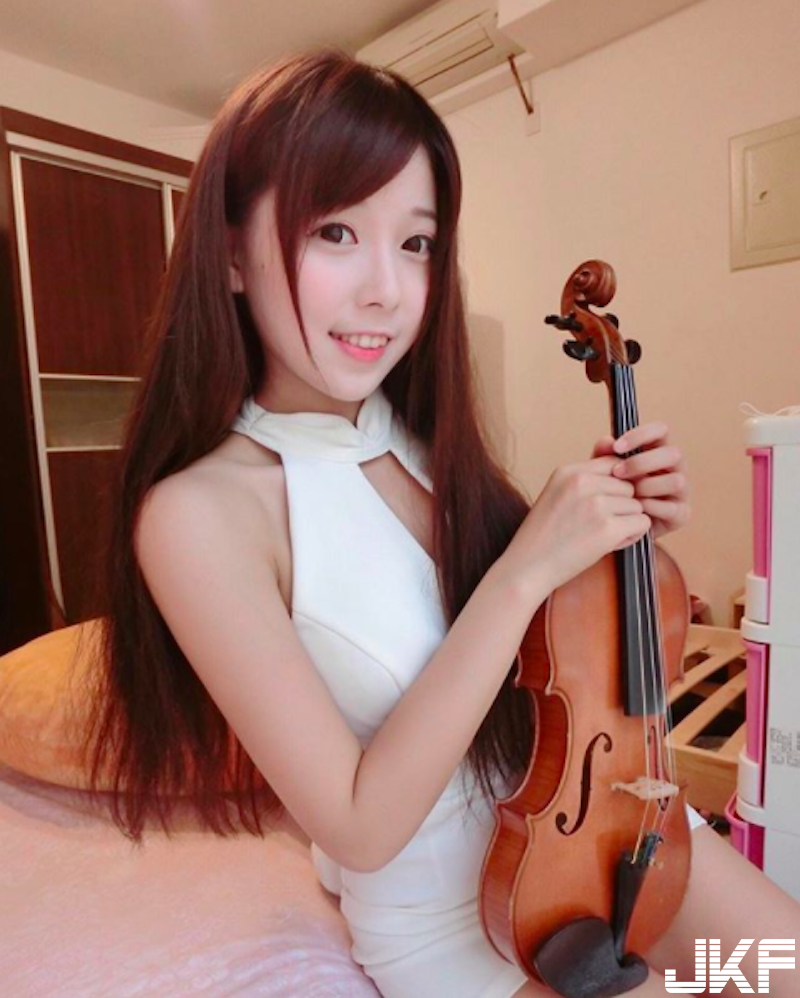 台中教大「渾圓美乳妹」身材超犯規！「低胸爆奶」吃金色三麥！不用喝就看醉了啊！