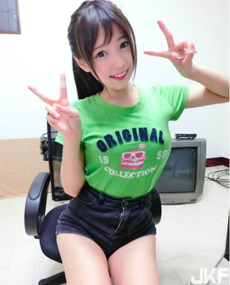 台中教大「渾圓美乳妹」身材超犯規！「低胸爆奶」吃金色三麥！不用喝就看醉了啊！