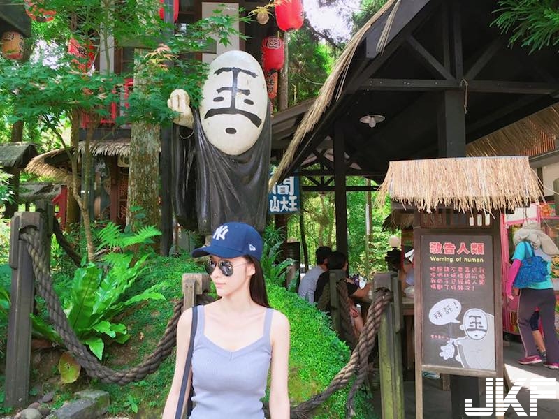 好猛的泳衣！「白嫩巨奶」快撐開綁帶！中路大開「渾圓形狀」呼之欲出啊！