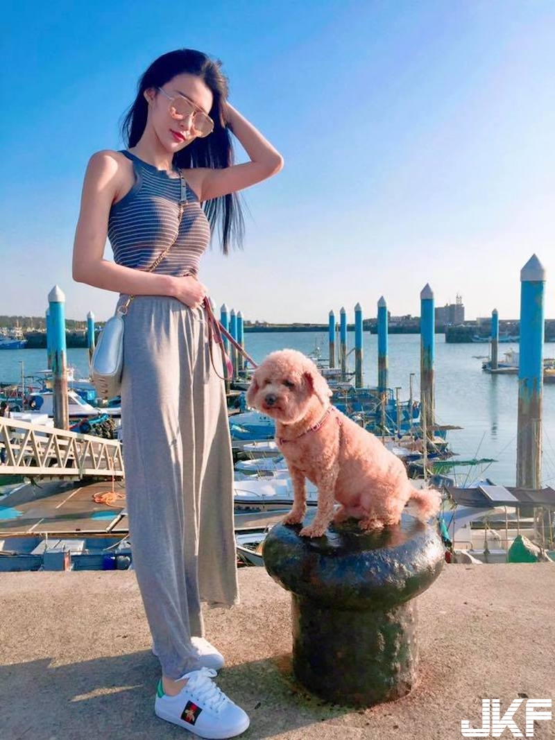 好猛的泳衣！「白嫩巨奶」快撐開綁帶！中路大開「渾圓形狀」呼之欲出啊！
