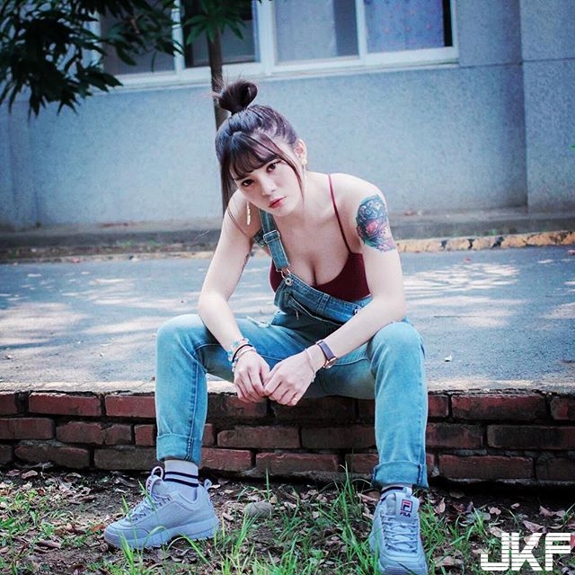 這樣穿94猛！「吊帶褲巨乳妹」示範吊帶褲正確穿法，內衣＋吊帶完全就是絕配！