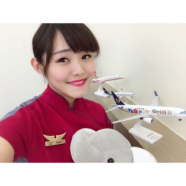 超氣質「華航空姐」私服超驚人！連身爆乳裝＋比基尼：畫面超暴力！