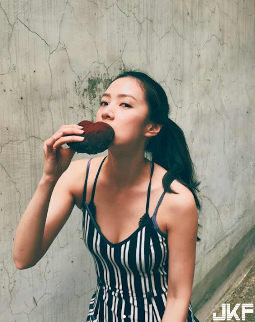 最性感的髒髒包！華航空姐「雪白美體」太誘人，「天然系正妹」讓人無法抗拒！