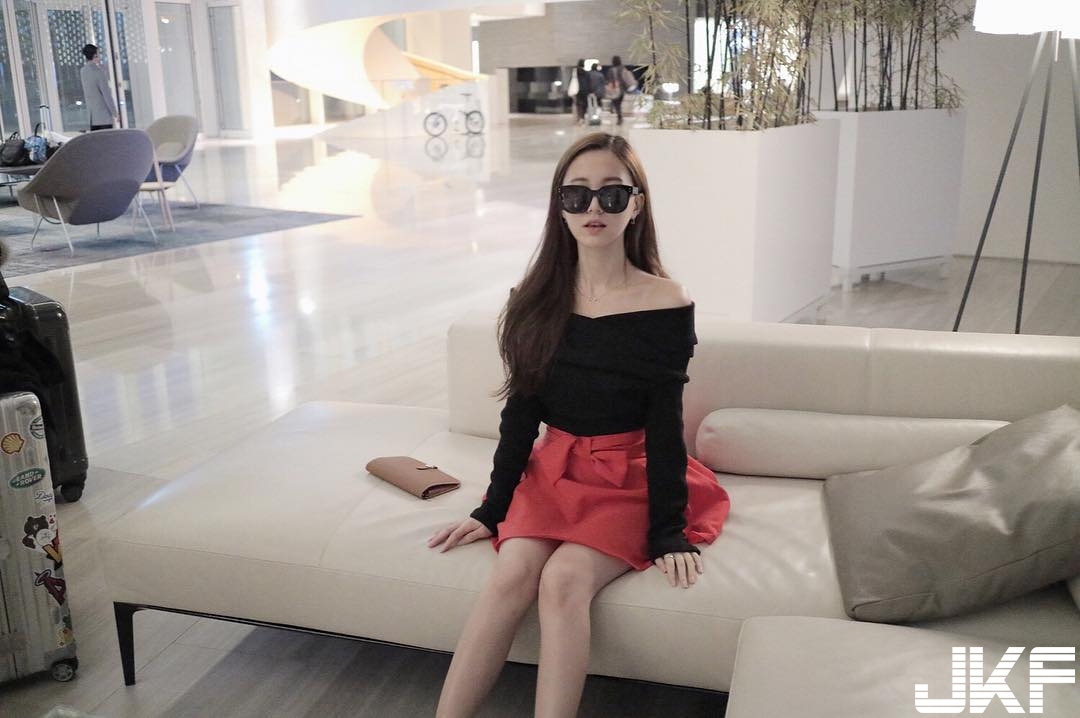 清純系正妹暗藏一股「洶湧奶量」！濃厚奶香味從胸前竄出，深邃馬甲線讓人超驚喜
