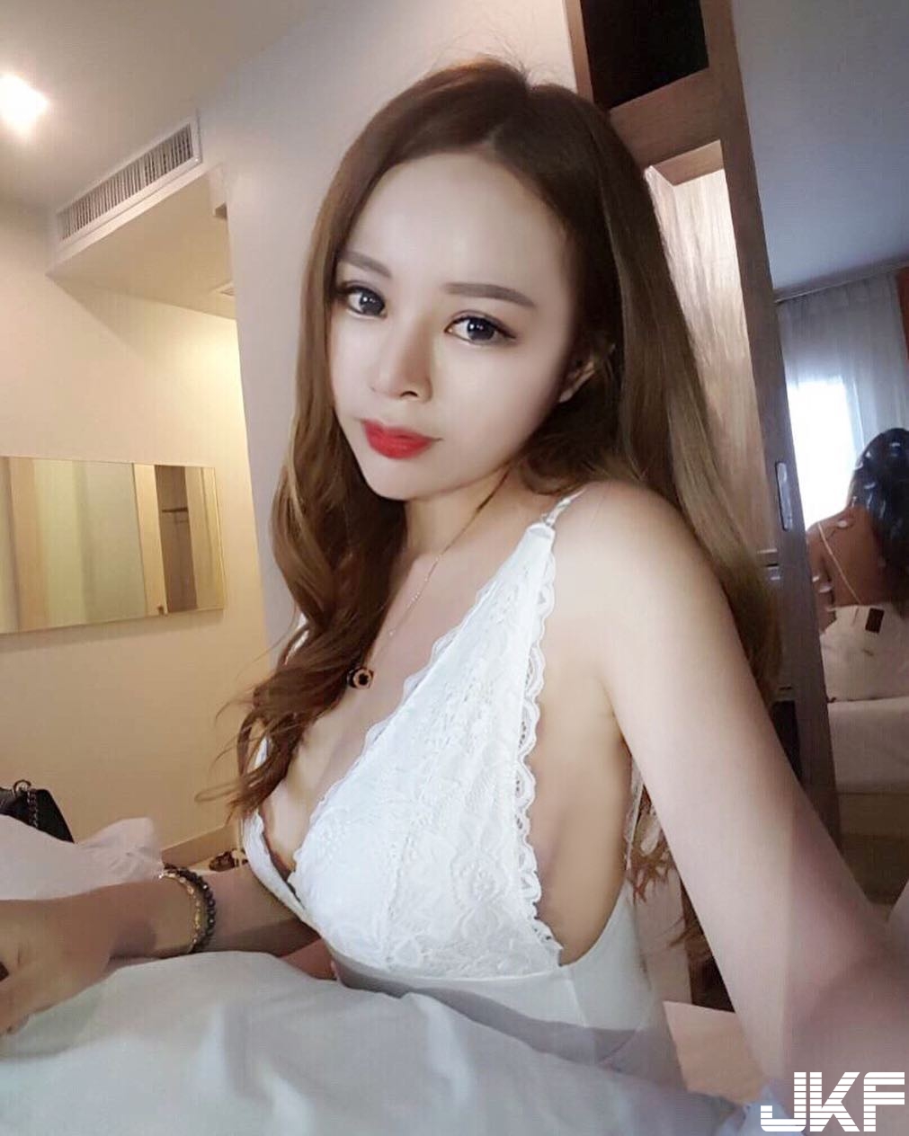 大馬「巨乳妹」純白深V爆乳好誘惑！渾圓美乳從旁探頭　飽滿奶量超囂張！