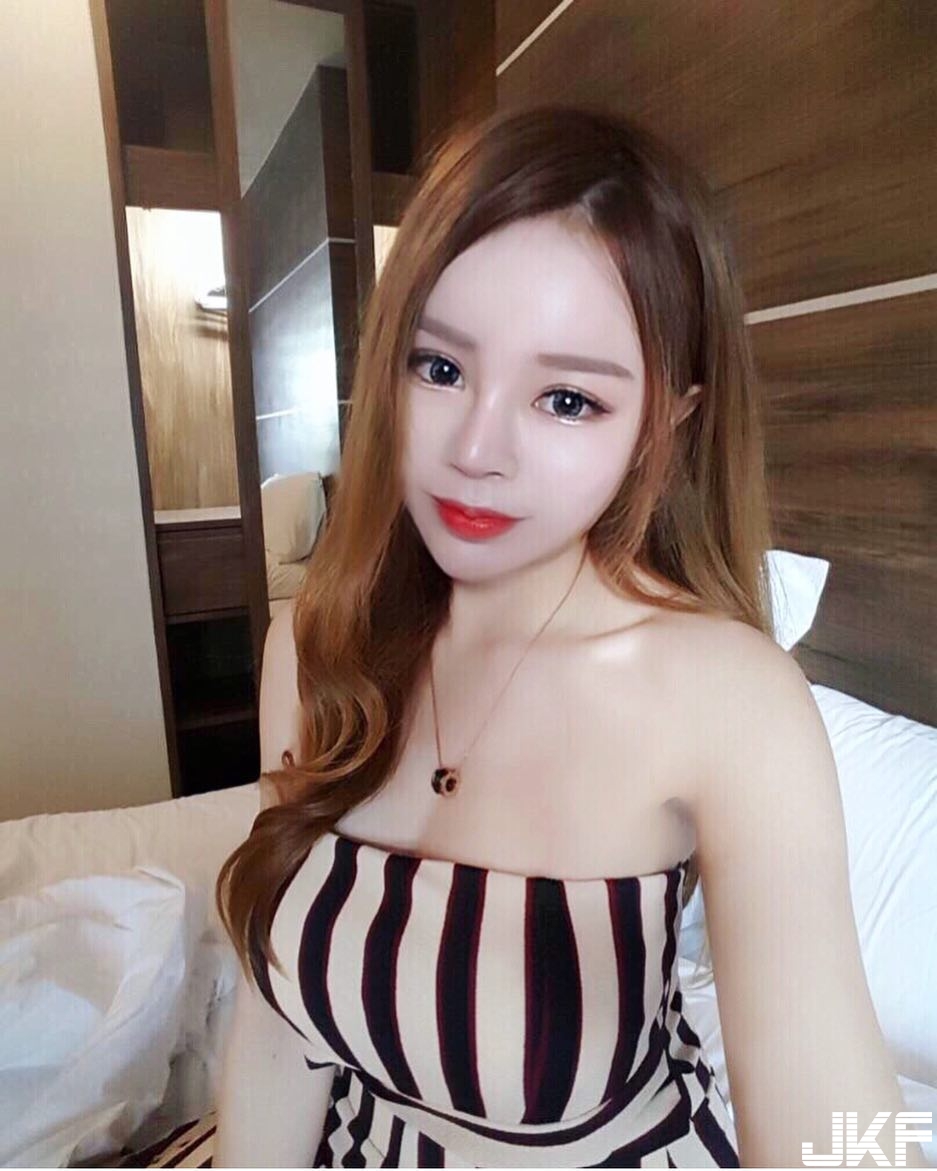 大馬「巨乳妹」純白深V爆乳好誘惑！渾圓美乳從旁探頭　飽滿奶量超囂張！