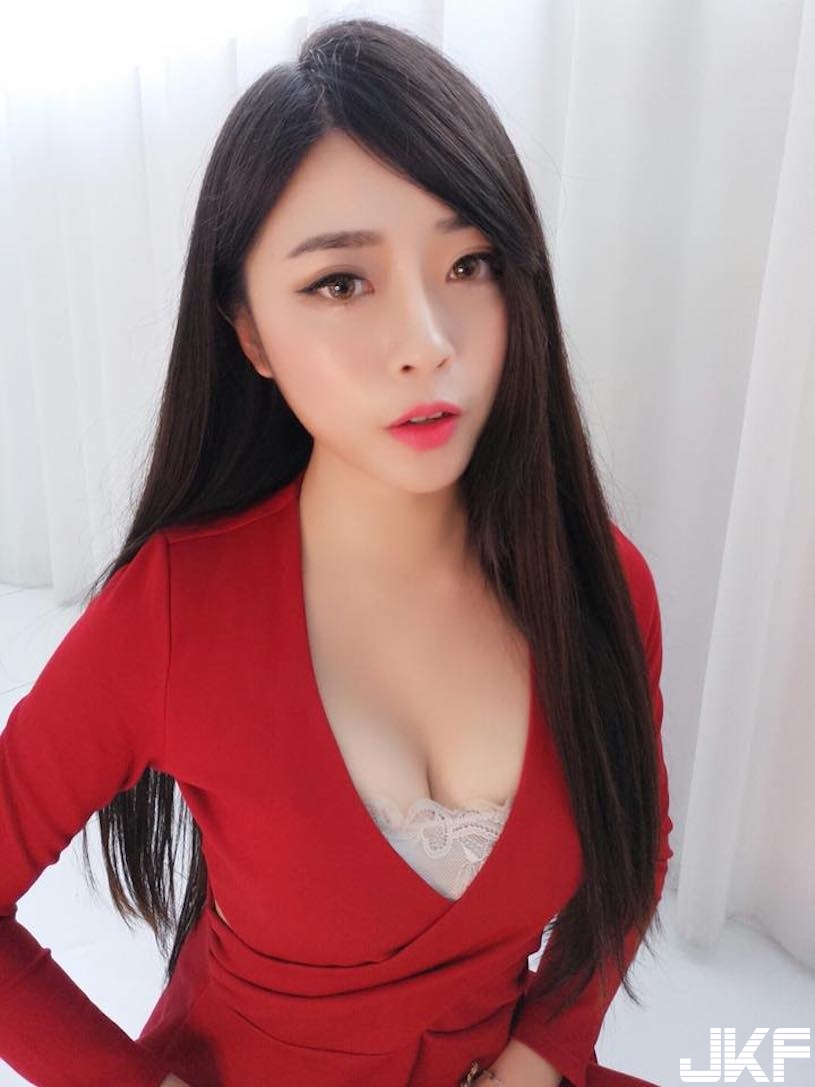 火辣女僕「美乳辣翻」！紅色馬甲衣挑逗到不行！
