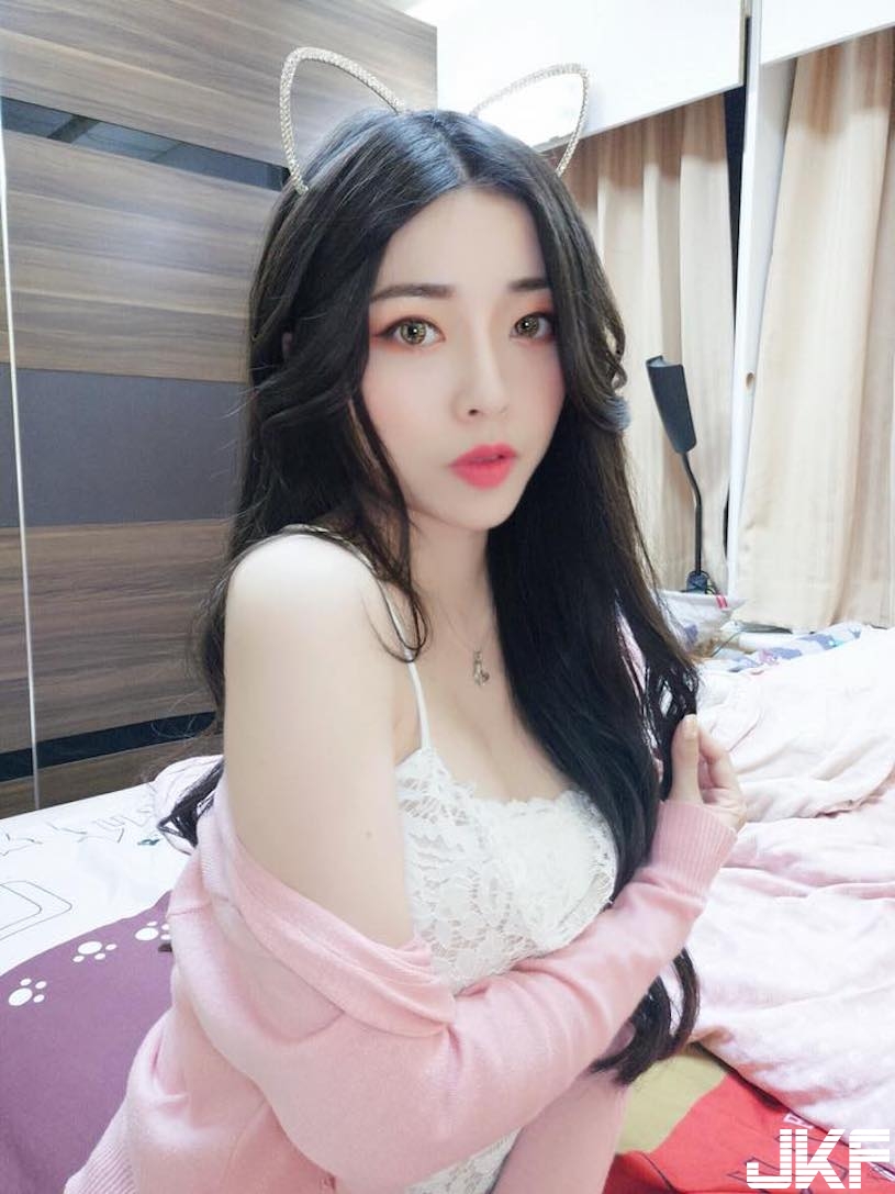 火辣女僕「美乳辣翻」！紅色馬甲衣挑逗到不行！