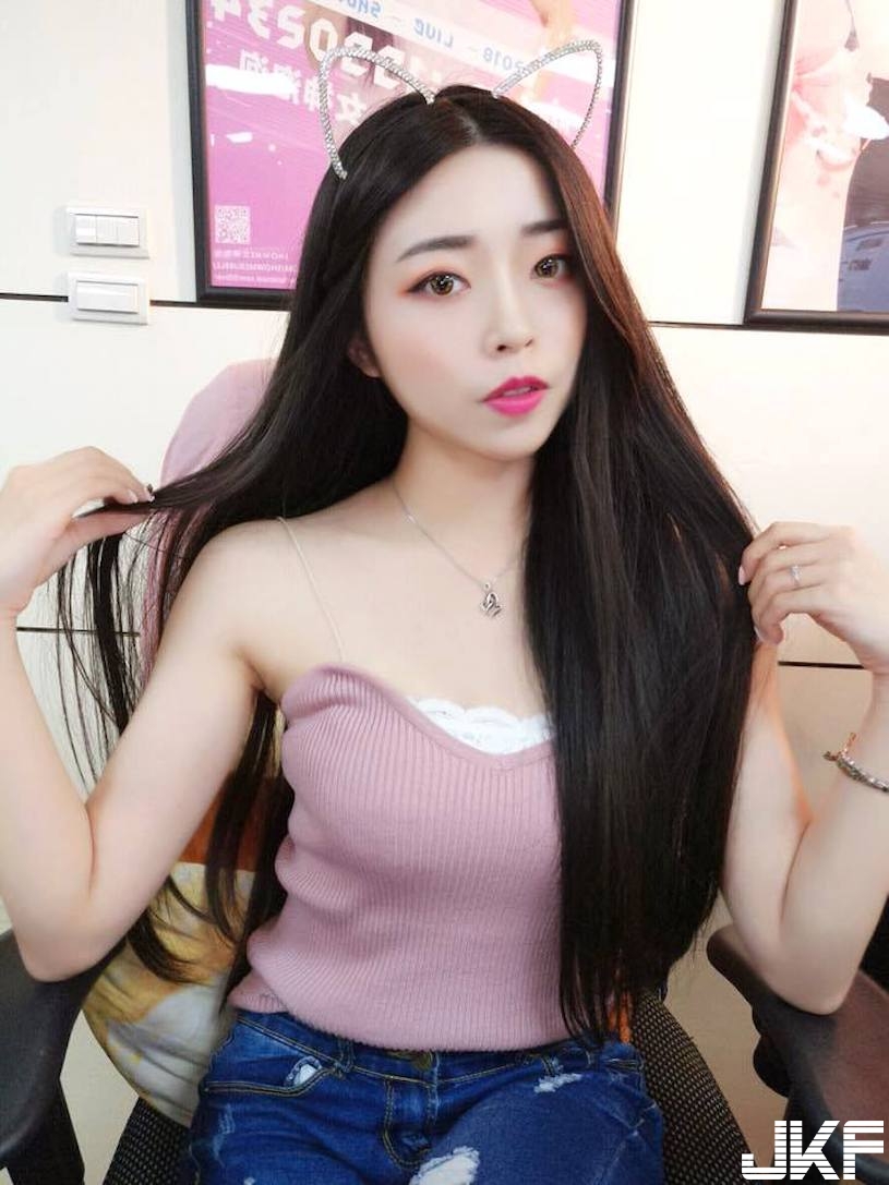 火辣女僕「美乳辣翻」！紅色馬甲衣挑逗到不行！
