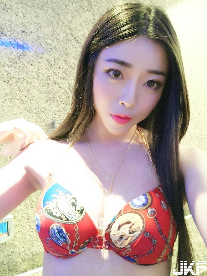 火辣女僕「美乳辣翻」！紅色馬甲衣挑逗到不行！