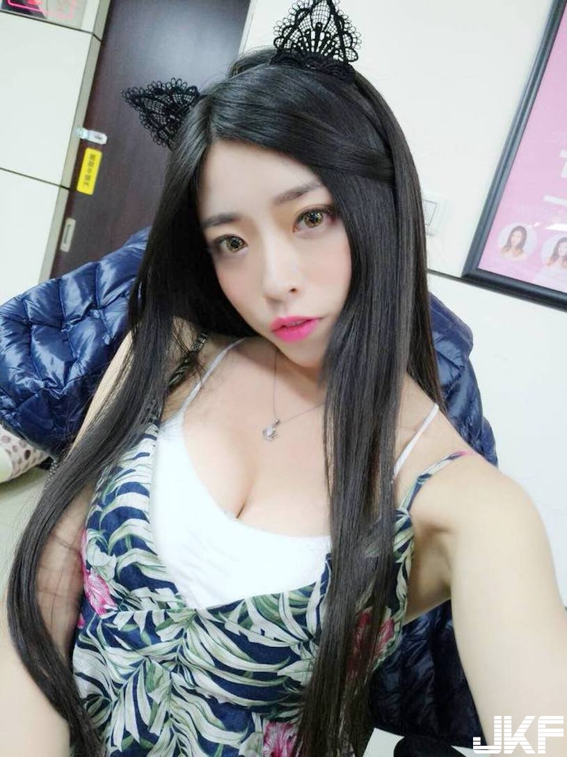 火辣女僕「美乳辣翻」！紅色馬甲衣挑逗到不行！